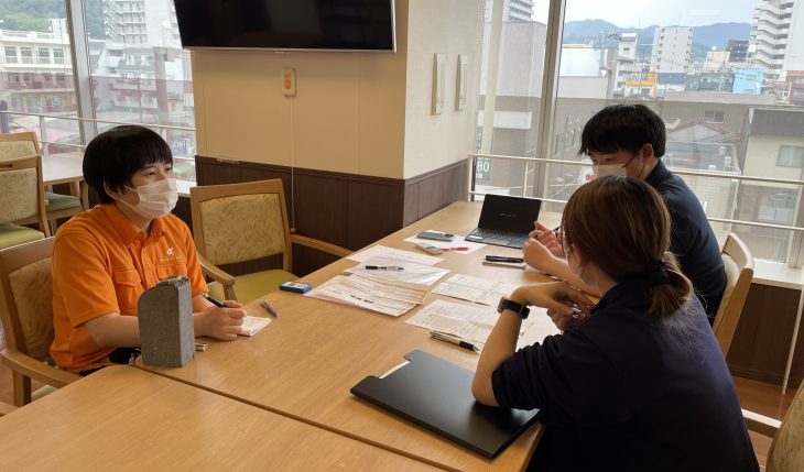 イメージ：夜勤前の新卒スタッフ二人に向けた特別研修！！