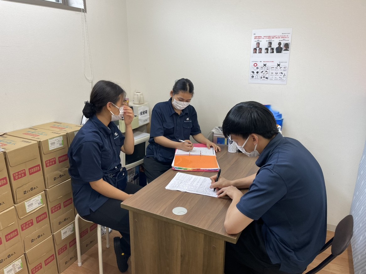 イメージ：先輩スタッフと後輩スタッフの関係性